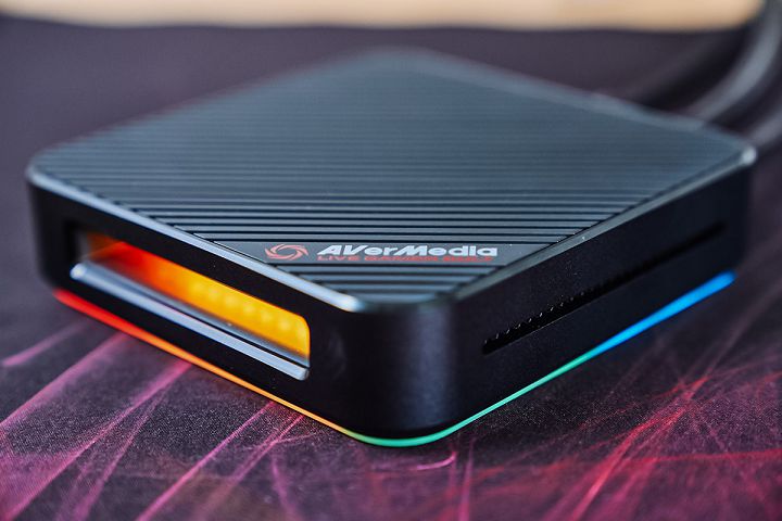 運作時的 GC555 會發出燦爛的 RGB 燈效，可透過官方應用程式來設定，這是圓剛首次在擷取盒上導入大範圍 RGB 燈光的設計，也讓 GC555 更加醒目。