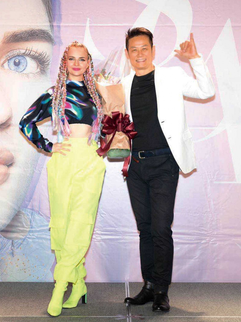 綜藝大哥徐乃麟對準長媳照顧有佳，發片記者會時特別抽空來獻花祝賀。（圖／艾迪昇提供）