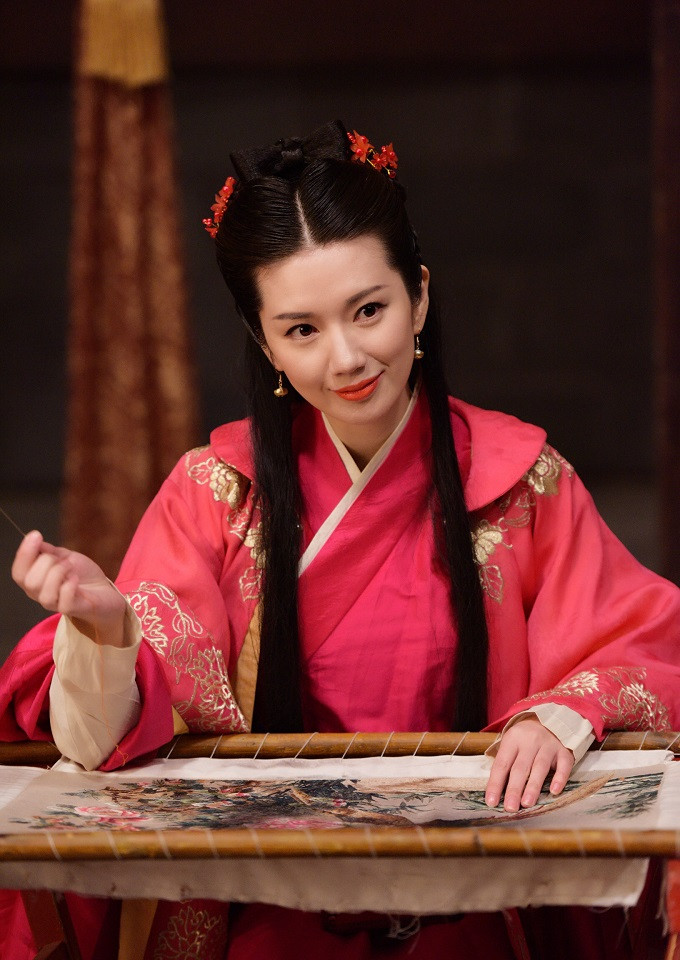 《以家人之名》演員古裝vs時裝：苑冉(賀梅)《傾世妖顏》