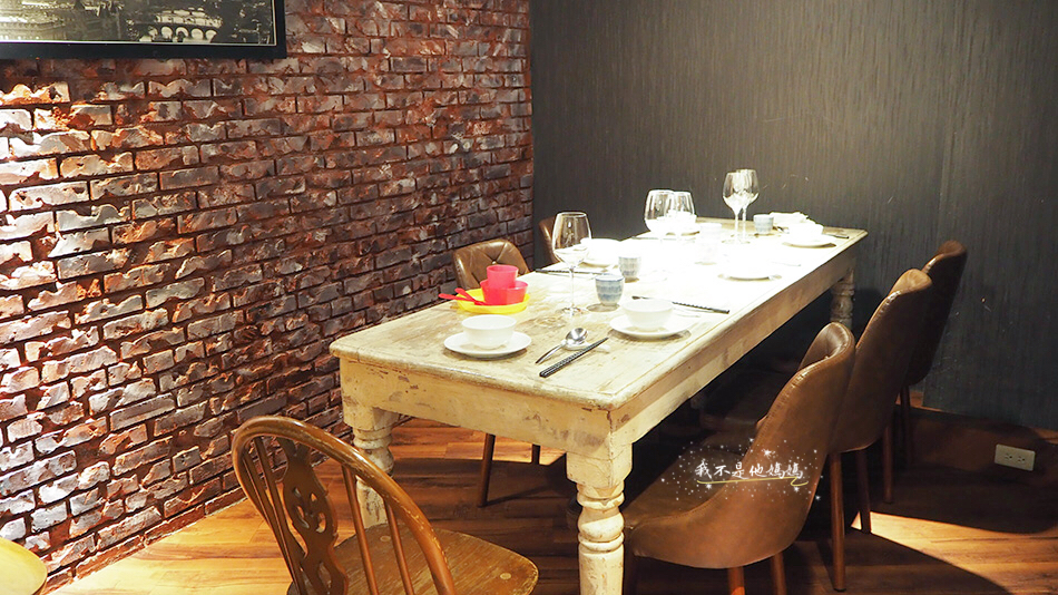 醋溜土豆絲,酸豆炒肉末.富貴白斬雞拼當歸香腸,河南蒸麵,清蒸臭豆腐,毛氏紅燒肉附刈包,爐烤大草蝦佐味增醬,六色匯時蔬,清蒸海上鮮,白菜獅子頭砂鍋