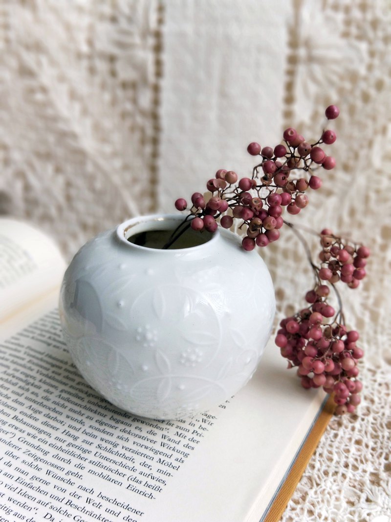 德國Carstens瓷器廠 1918年-1945年左右出產商品 美麗且保存良好 乳白色的外身 與身上的花卉浮雕 都讓它典雅無比