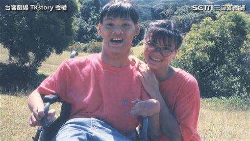 出生就插滿點滴　姊每天背腦麻弟上課