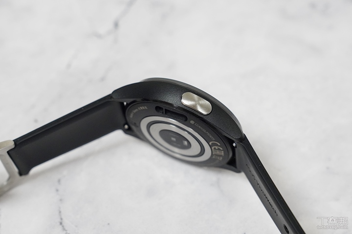 手錶左側為 ECG 微電感測器。