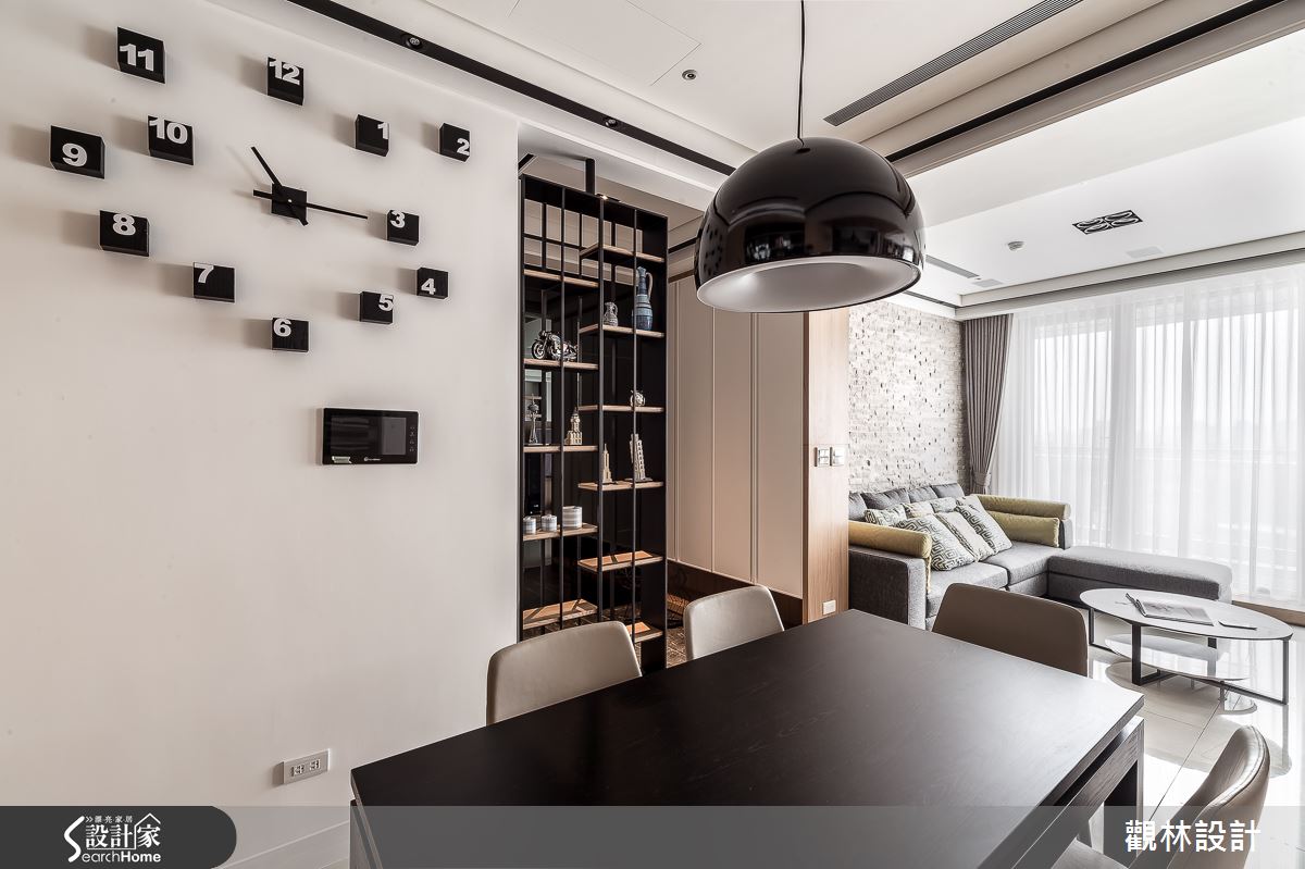 時鐘是生活中不可必備的物品，將造型時鐘直接施作在牆面上，不規則的數字排列，簡單素雅的牆面頓時變得很有特色。