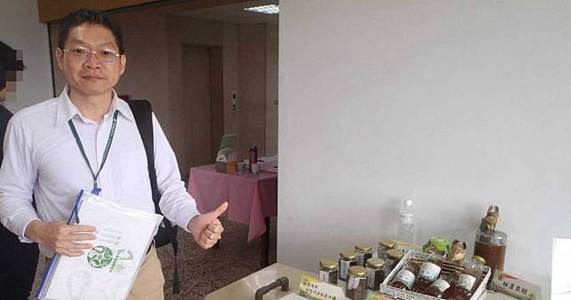 採玉米、看書當暗號！黑水虻博士「偷吃人妻」　畜試所淪砲房