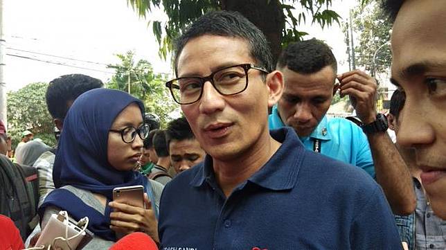 Sandiaga Uno di kawasan Jagakarsa, Jakarta Selatan, Sabtu (13/10/2018). (Suara.com/Ria Rizki Nirmala Sari)