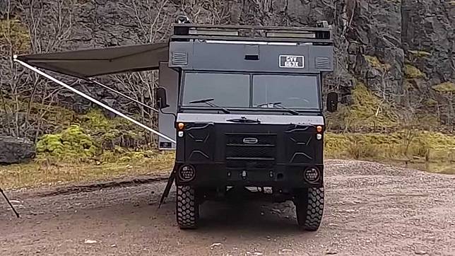 Land Rover 101軍用救護車化身成為超耐用的改造露營車 Digimobee Line Today