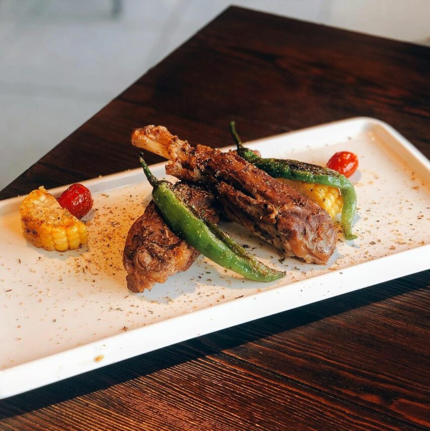 台東美食推薦｜台東必吃美食這麼多怎麼挑？就讓熱愛台東的小編來推薦最熱門的【 2021台東美食懶人包 】，這次總共有15家必吃的 台東美食餐廳 ，包含： 台東市區美食 、 正氣路美食 、無菜單料理…等，一次報給你知！現在就跟著小編一起吃遍 台東美食地圖 吧～