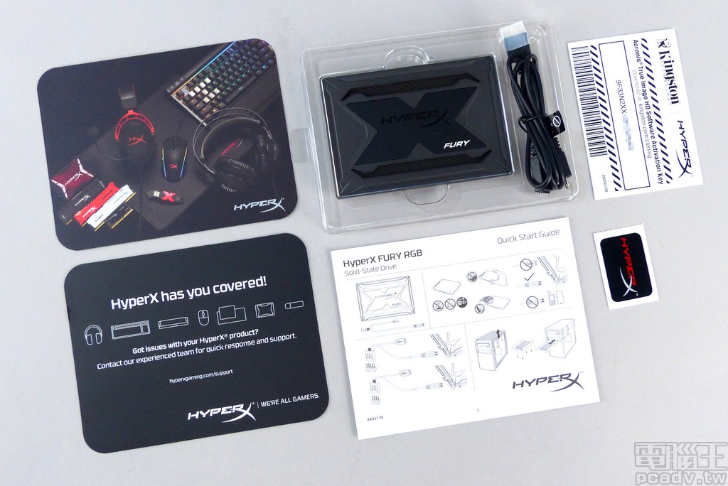 HyperX FURY RGB SSD 盒裝內容物包含 SSD 本體，RGB 訊號轉接線、HyperX 貼紙、Acronis True Image HD 軟體啟用序號，以及其它 HyperX 產品介紹