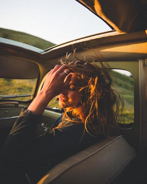 沒事就是有事！女生吃醋時的「六種反應」，再不搞懂當心出局！