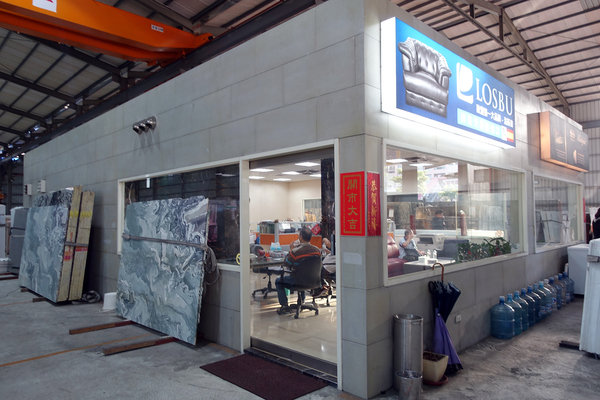 銀狐大理石-八里聯利石材，大理石材推薦，翡翠、瑞士白大理石，白色系大理石，電視牆、玄關、浴室、檯面適用大理石，有礦山自產自銷的大理石材廠推薦