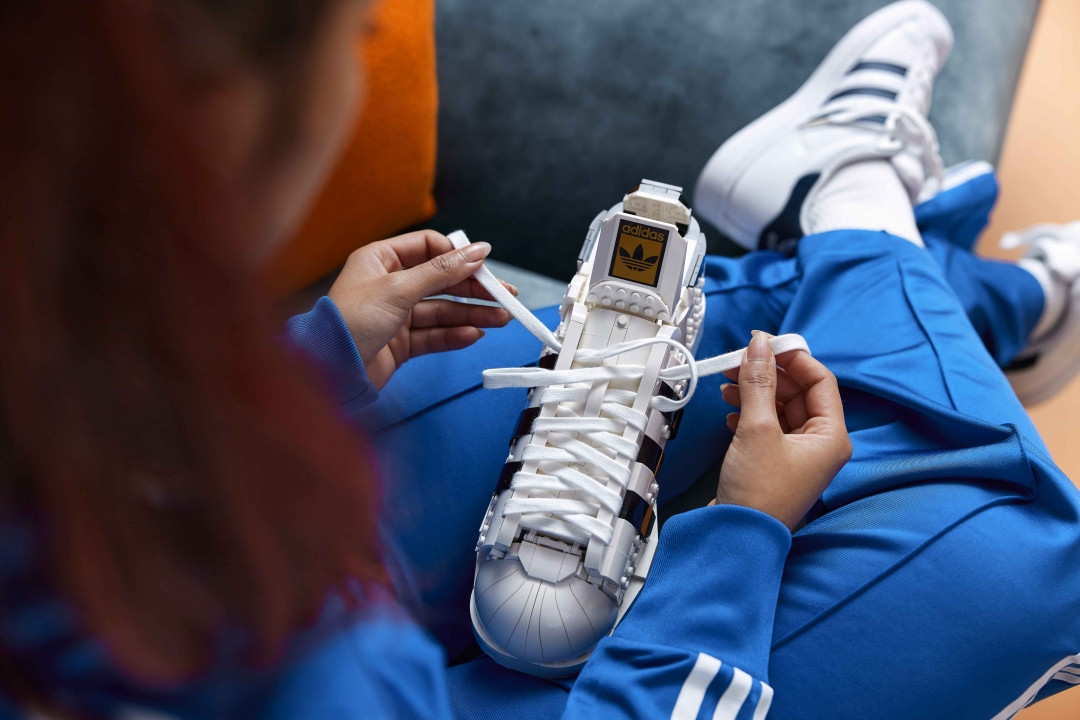 積木做的球鞋！LEGO x Adidas聯名翻玩「經典Superstar」，神還原貝殼鞋