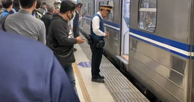 台鐵區間車板橋站大冒煙！民眾驚逃　目擊者：像火災現場