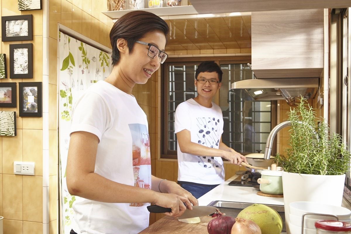 與家人一起住在高雄市彌陀區，本身喜歡做菜，並學習西