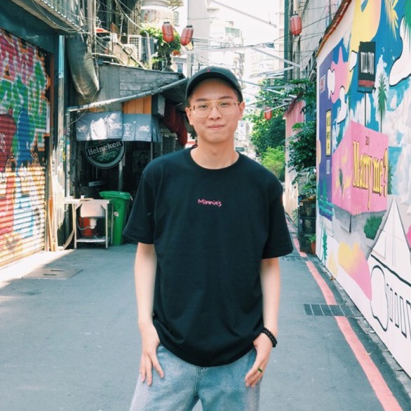 簡單客製步驟1.選擇size2.留言處 輸入字型 字體顏色 以及要繡的文字 如是客製繡片 請輸入圖案(請參考刺繡貼紙分類)及想要的位置(正胸口、左胸口) (英文及數字，字數在12個字以內） (中文字數