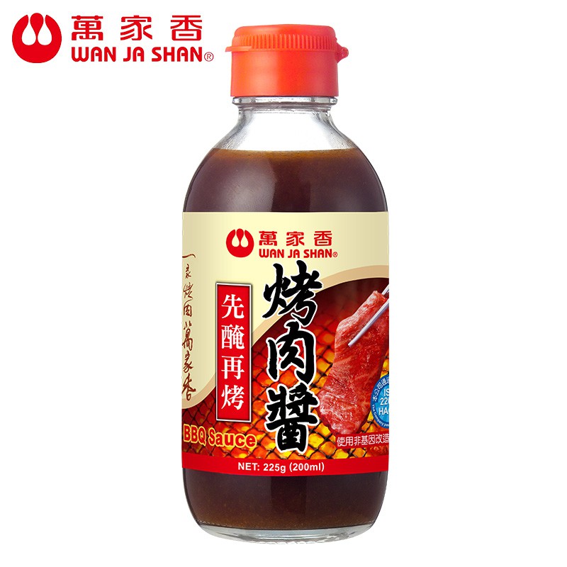 【商品特色】●萬家香烤肉醬以純釀醬油為基底，添加金桔汁、檸檬汁、蒜頭、辣椒，用料實在，經過烹煮加熱香氣十足。先醃再烤能使肉品更入味。食用方法:肉品先以醃烤肉醬醃漬30分鐘，再進行烘烤，使肉品充分入味，
