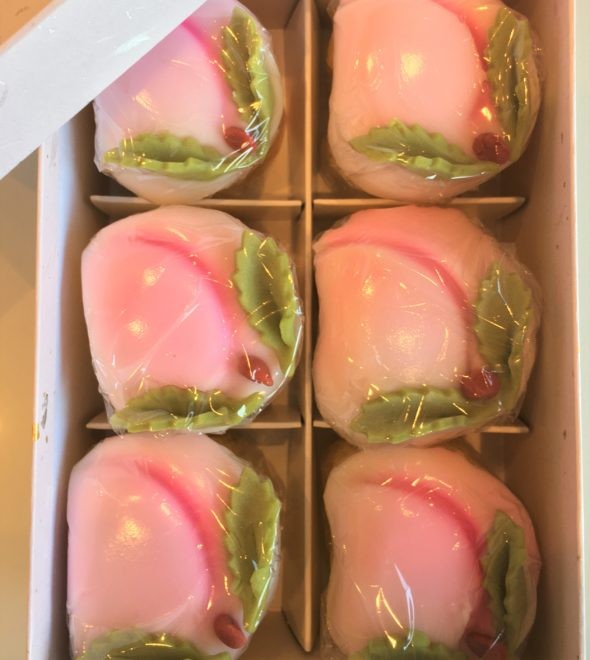 カステラの上に桃 長崎で雛祭りの日に食べる桃カステラが最高に可愛い Japaaan