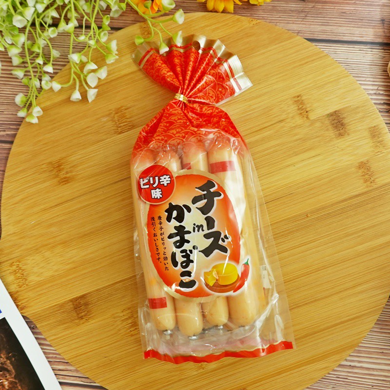 (日本零食)函館起士魚板條-辛辣味 256g【4989510803348】內容物/規格:256g產地:日本商品特色:漫畫＆日劇裡的經典下酒菜，現在你也吃得到！選用濃厚切達起司，北海道產鱈魚魚肉製成，起