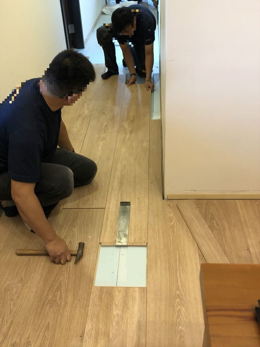 找到異音的來源後，網友Emily決定打開地板，重新鋪設一次木地板。(本圖片為網友Emily授權使用，非設計家網站設計師之作品)