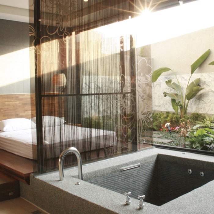 top 商品介紹 購物需知 特色說明 日光溫泉會館 主題房泡湯 ● 1中床/2小床 ● 8-11坪空間 ● 獨立冷熱湯池 享樂生活 低調美學 素有台中陽明山之稱的台中大坑風景區，共有九條登山步道與風景