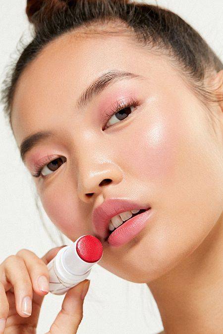 Deretan Skincare Ini Bisa Membuat Bibir Pink Alami Dan Sehat Girls Facetofeet Com Line Today