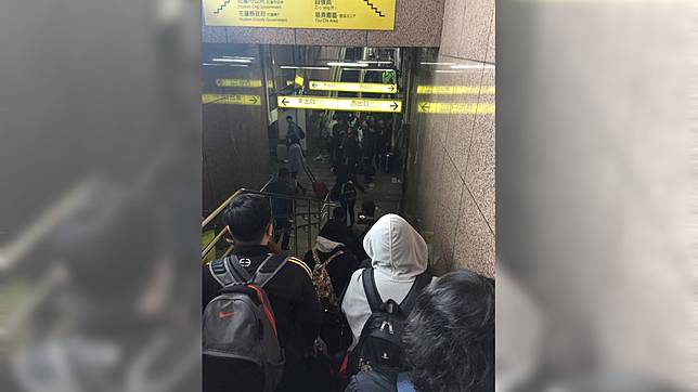 原PO搭車回花蓮看到不少年輕人。(圖／翻攝自臉書社團「公民割草行動」)