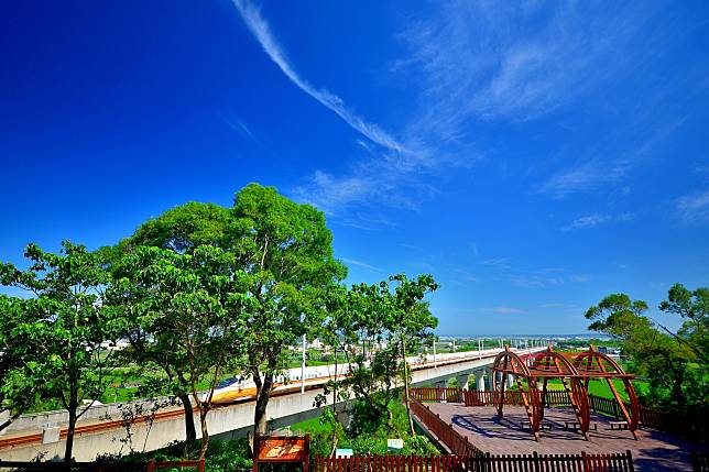 迎接4-5月的桐花雪，臺外埔區的水流東桐花步道，擁有全臺最近高鐵觀景台。（圖片提供／臺中市觀旅局）