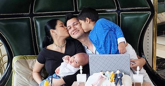 Sweet, Christian Sugiono Rayakan Ulang Tahun Bareng Istri dan Anak