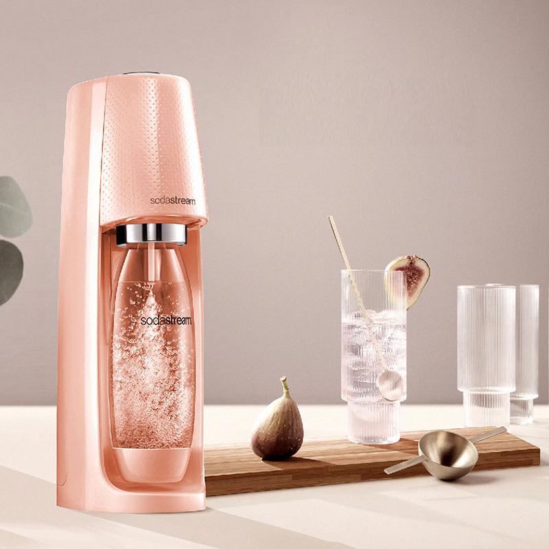 產品特色 新色上市!加碼送好好帶水瓶+糖漿(顏色口味隨機) 耀眼光澤和摩登簡約的2017全新機型，家中必備亮眼擺設。 自動扣瓶裝置，不用再手動旋轉鎖瓶子了！ 隱藏功能式機頂打氣鈕，全機設計更精簡！ 產