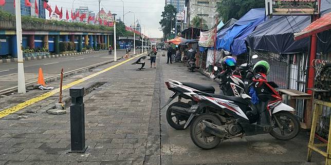 Pejalan Kaki Khawatir Pedagang Nasi Kapau Kramat Raya Rusak Pemandangan Trotoar Kompas Com Line Today