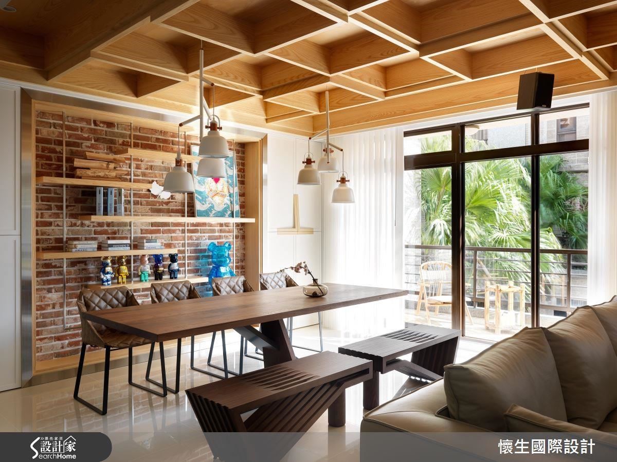 木格天花板搭配裸露的老磚牆面，刻意裸露材質的粗糙原貌，營造出自然樸實的空間原味。
