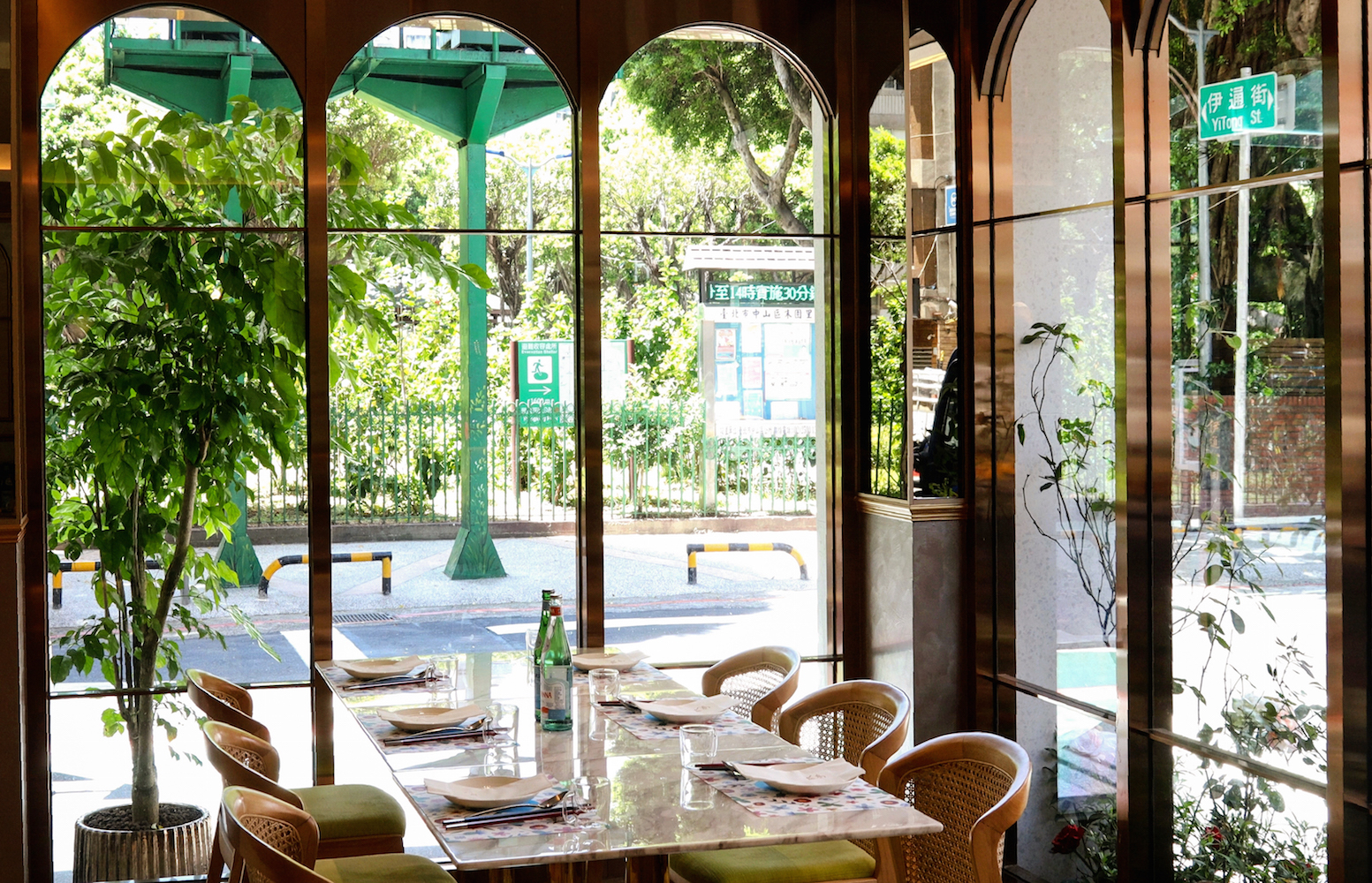 玖尹中餐廳用餐空間舒適明亮，不限定用餐時間，讓食客在都會叢林中仍有一處美好空間得以輕鬆愜意品享美味餐食。（圖片提供/玖尹 Royal Joying Soirée）