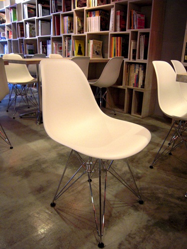 坐在北歐設計裡，喝China tea 吃英國scone