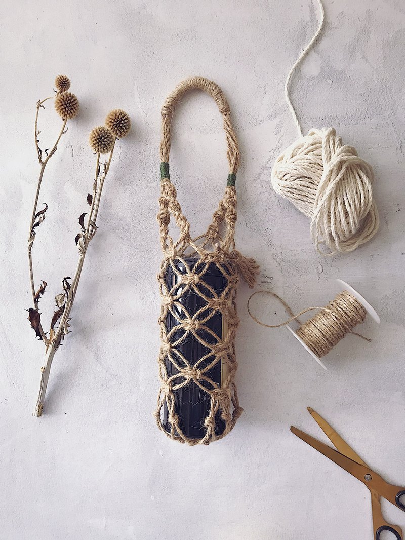 環保耐用麻繩,取代一次性提袋,不僅可裝市售手搖飲料,水壺,水果,對環境無害,重複使用 講師運用簡單的口訣,幫助編織技巧記憶,自己的提袋自己做