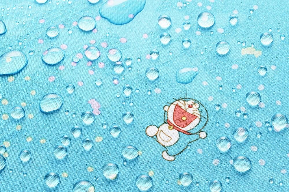 ドラえもんの手」みたいな傘もめちゃかわ。 郵便局に雨のドラえもん