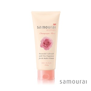 採用葡萄籽油、乳酸菌液、葡萄汁發酵液的保濕成分，更增加潤澤。 搭配玫瑰花油、茉莉花油、依蘭花油、佛手柑果實油等5種天然精油成分。 【前調：柑橘、紫羅蘭、洋甘菊、粉紅玫瑰】 【中調：紅玫瑰、白玫瑰、土耳