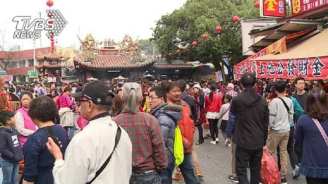每年都會有不少信眾會來到南投竹山的紫南宮求發財金和錢母。(圖／TVBS)