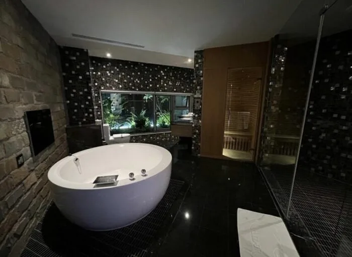 位於新莊的歐遊精品旅館這間台北汽車旅館，五種房型簡約典雅，剛好來台北洽公很剛好、情侶一起做台北情趣旅館很適合，帶家人孩子入住也很可以，這間台北motel房間寬敞、浴缸大，有些房型還附有SPA水療池和KTV設備，乾淨清爽環境適合台北汽車旅館休息，深受網友好評！