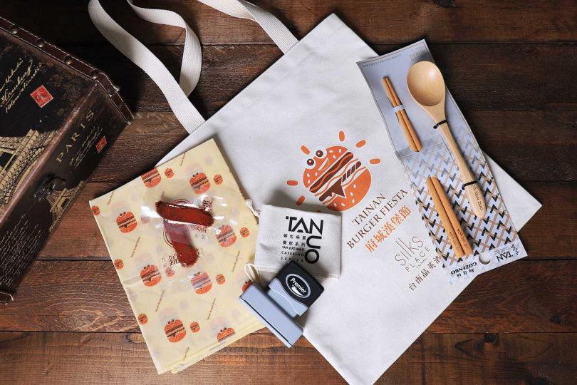 雙人入場1299元加贈限量福袋，內含環保蜂蠟保鮮布、「廣富號」漢堡帆布袋、「錦霞樓」片裝烏魚子、「碳佐麻里餐飲系列」環保餐具組、「新力牌印章」漢堡個資保護章。（圖／台南晶英酒店提供）
