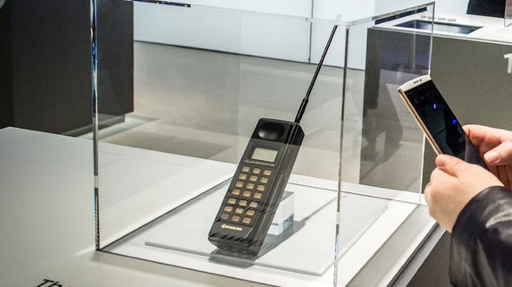 1988-samsungs-first-mobile-phone-1702671324.png