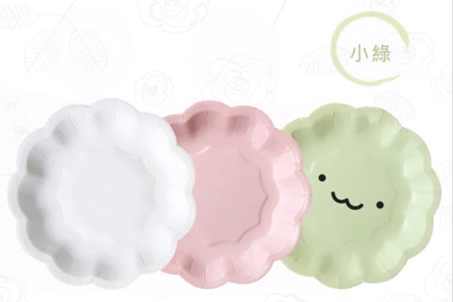 小花盤叉組的設計，紙盤造型不會過度花俏，是一家子或同儕朋友聚會或慶生的甜點好配件。小花蛋糕盤的誕生讓整個烘焙世界變得更有色彩! 在甜點店快速發展的世代，從食材製作到包裝都要力求完美，為了更突顯點心的甜