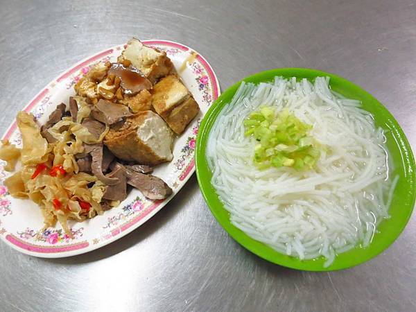 【新莊美食】佳味米粉湯-來這必吃小菜