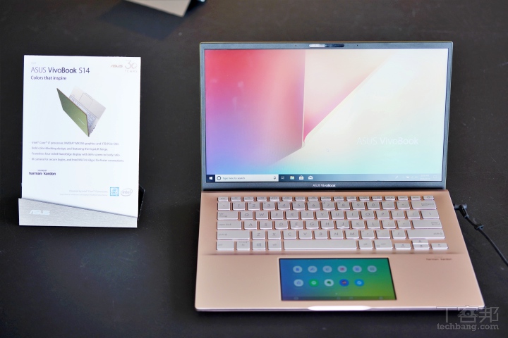 ASUS VivoBook S14，機身 I/O 埠有一個 Type-C USB 3.1 Gen2、一個 Type-A USB3.1 Gen1、一個 USB2.0、一個 HDMI、一個 3.5mm 耳麥孔、一個 SD 卡槽。 