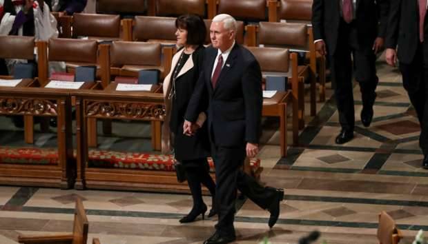 Wakil Presiden AS Mike Pence dan istrinya, Karen hadir untuk berdoa bersama selama National Prayer Service di Gereja Katedral Nasional di Washington, AS, 21 Januari 2017. AP Photo/Manuel Balce Ceneta