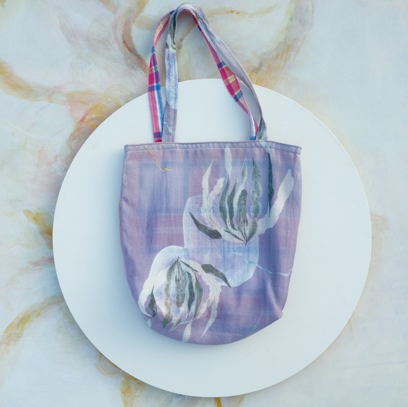 每一件可能存在的事物就有每一個可能留下的痕跡， 將這些痕跡的每一步轉變，一點一滴地聚積起來，於是回教國王鼻子上的麵包 或是洗衣服胸前留下的肥皂泡沫 都有可能會改變太空每一角落的現狀 －－卡爾維諾，宇宙