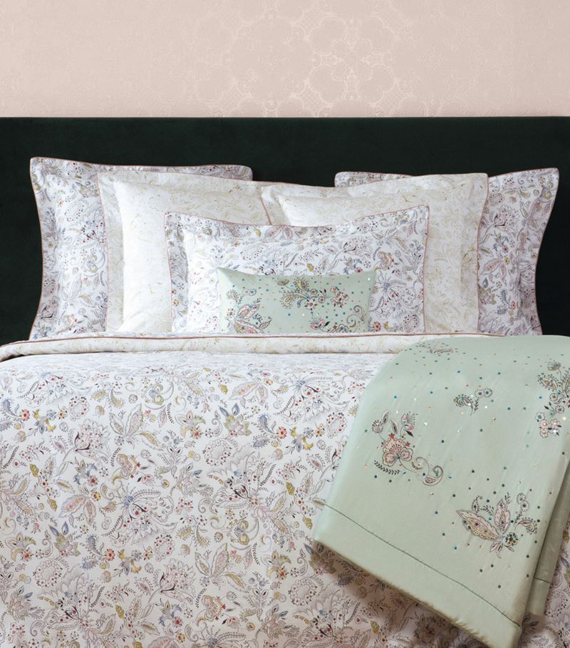 Yves Delorme strikes the perfect balance between classic and contemporary with the Élégante duvet co