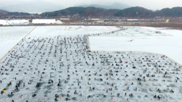 【韓國】冬天就玩冬天玩法 仁濟冰魚節開幕 在數千冰洞上釣魚
