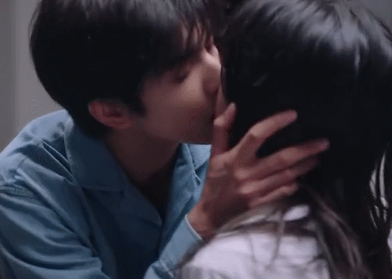 《以家人之名》尖尖&凌霄的爆甜名場面6：李尖尖凌霄「捧臉初吻」