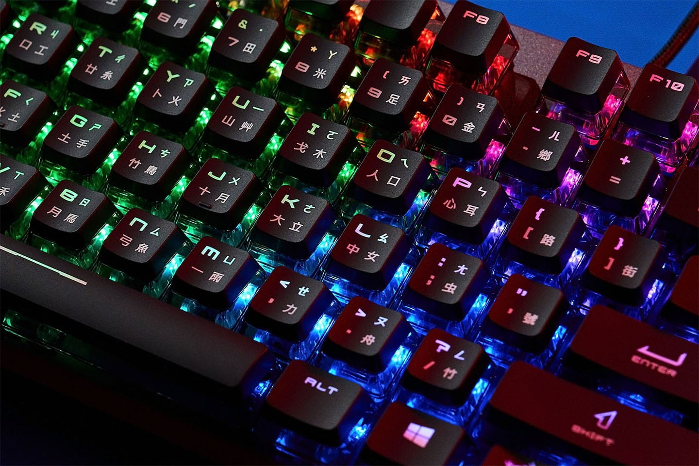 獨特的 MSI ClearCaps 半透明鍵帽設計搭配單鍵 RGB 的 Mystic Light 燈光效果十分炫目，也內建了十二組預設燈效，可利用 Fn + Ins 鍵的組合來快速切換。