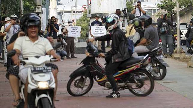 Pejalan Kaki Sedih Lihat Trotoar Diserobot Pemotor: Sadarlah Mas!